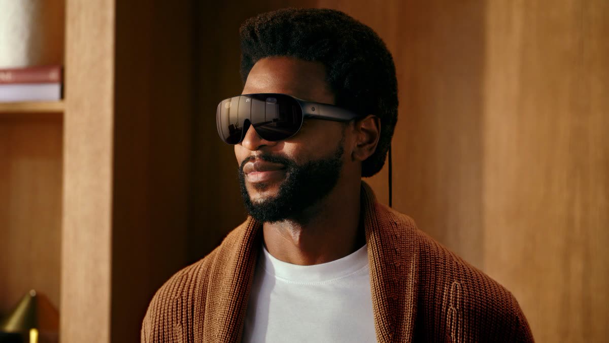 Meta VR Glassesを装着した人物