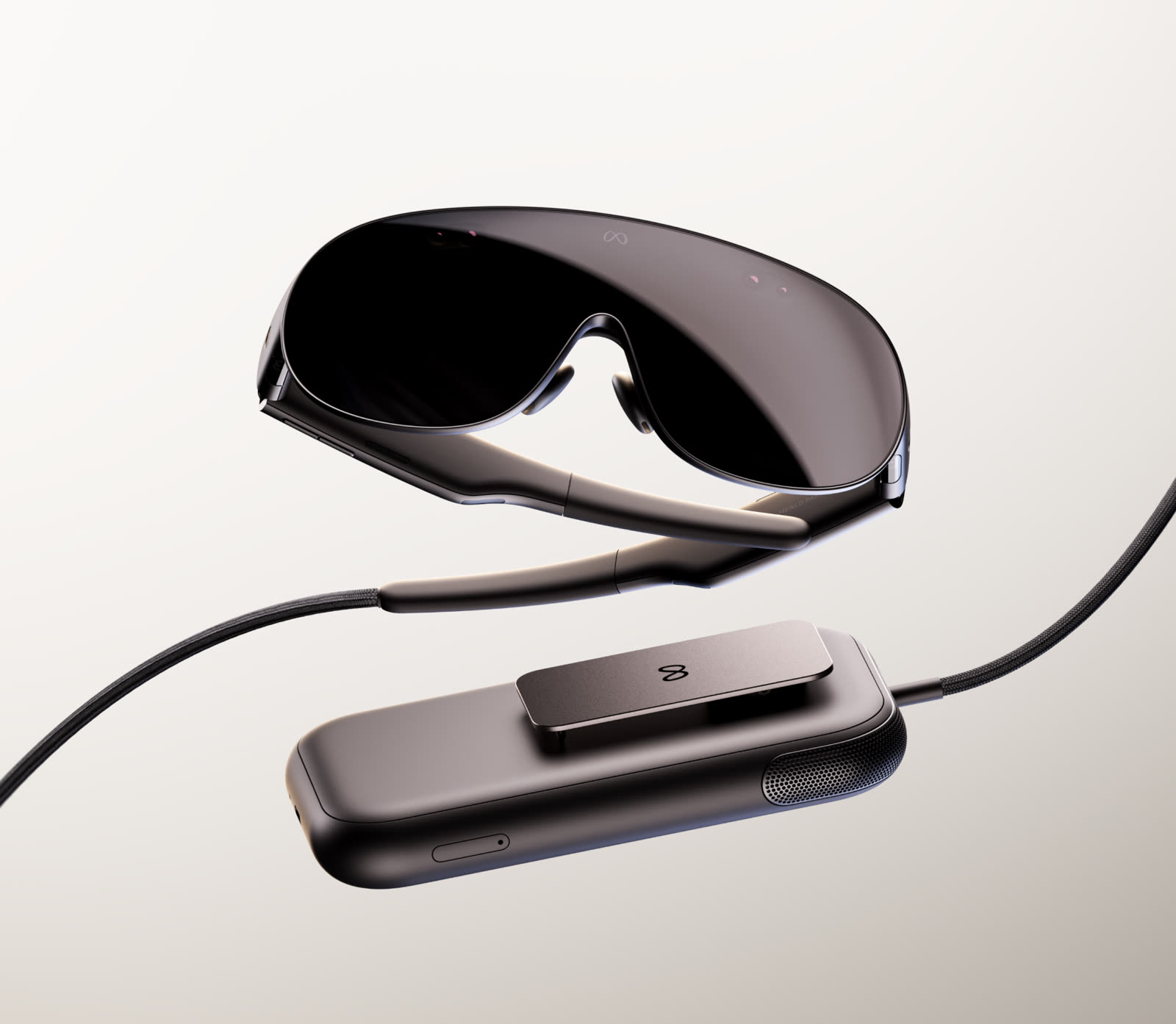 Meta VR Glassesと光学テザーで接続されたパック